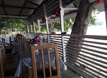 cameroon/kribi-beach/bar/pieds-dans-l-eau