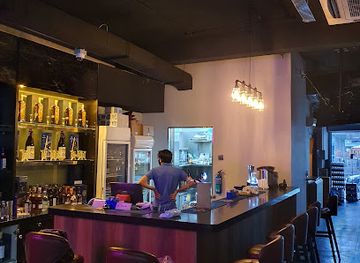 singapore/balestier/bar/crystal-tavern