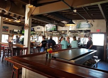 rhode-island/trustom-pond-national-wildlife-refuge/bar/the-salt-marsh-pub-raw-bar