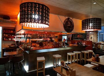 austria/arlberg/bar/skiing-buddha