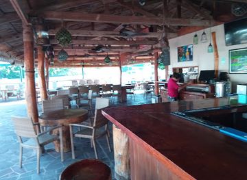 palau/ngerulmud/bar/drop-off-bar-and-grill