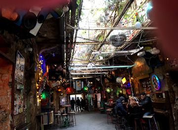 hungary/budapest/jewish-quarter/bar/ruin-bars-budapest