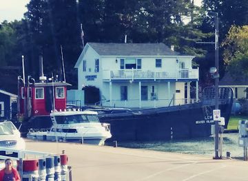 wisconsin/madeline-island/bar/rockhouse-food-truck