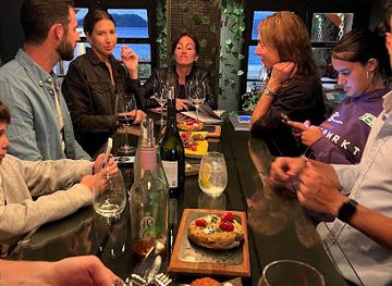 argentina/patagonia/bar/bacanal-lake-wine-bar