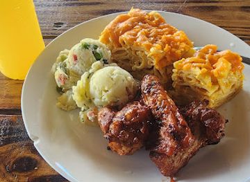 dominica/saint-luke/bar/the-lot-bar-and-grill