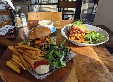 new-zealand/hawke-s-bay/bar/three-wise-birds-garden-bar