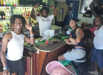 the-bahamas/eleuthera-island/bar/off-the-hook-bar