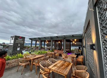 indonesia/maluku/bar/oui-skypool-bar