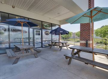 delaware/delaware-seashore-state-park/bar/hooked-up-ale-house-raw-bar