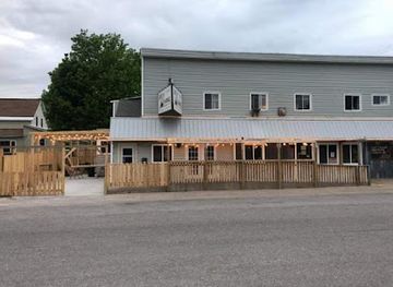 michigan/pictured-rocks-national-lakeshore/bar/cooking-carberrys-wood-fired-pizza