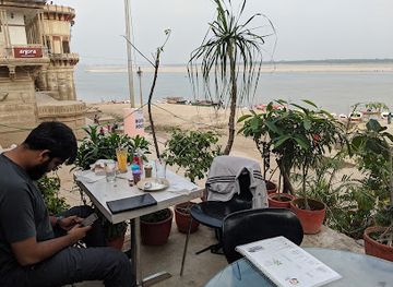 india/varanasi/assi-ghat/bar/pizzeria-vaatika-cafe
