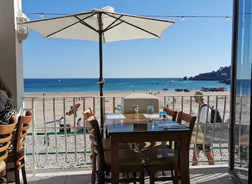 Sugareef Bar & Restaurant