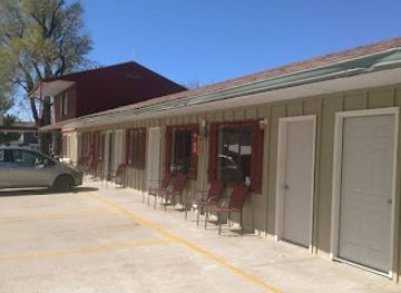 wyoming/hot-springs-county/bar/roundtop-mountain-vista-cabins-and-motel