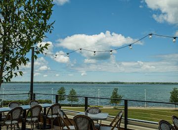 pennsylvania/presque-isle-state-park/bar/pier-6-rooftop-bar-restaurant