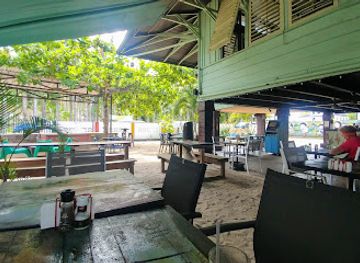 suriname/brokopondo-reservoir/bar/zus-zo