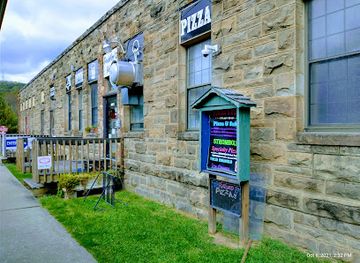 pennsylvania/ohiopyle-state-park/bar/paddlers-pizza