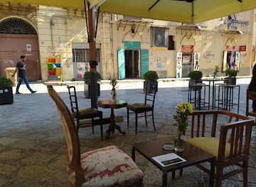 italy/palermo/kalsa/bar/castigamatti-dischi-e-bar