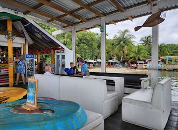 honduras/bay-islands/bar/eddy-s-on-the-beach