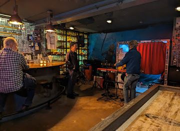 connecticut/mystic-seaport/bar/dive-bar