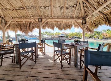 curacao/playa-kenepa/bar/hemingway