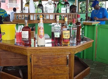 saint-lucia/anse-mamin/bar/glamity-s-bar