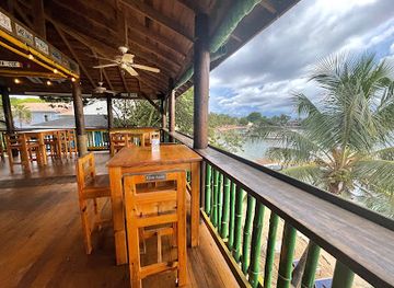 honduras/roatan/bar/sundowners-beach-bar