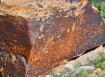 arizona/petrified-forest-national-park/bar/newspaper-rock-state-historic-monument
