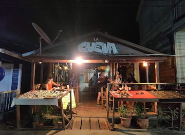 honduras/utila/bar/la-cueva