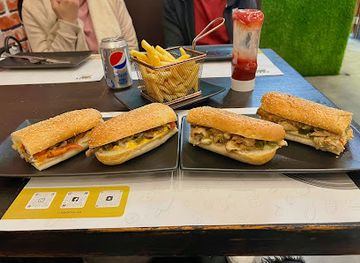 qatar/doha/katara-cultural-village/bar/crazy-bites