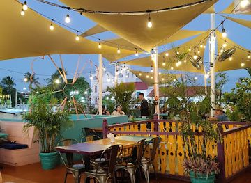 guatemala/peten/bar/rooftop-bar-at-hotel-isla-de-flores