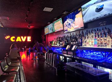 california/anaheim/anaheim-gardenwalk/bar/thecave-sports-bar