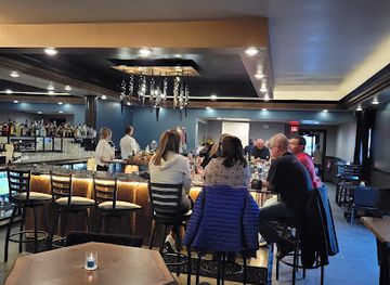 iowa/pikes-peak-state-park/bar/the-drake-piano-bar