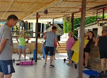 cyprus/kyrenia/bar/kuzzy-bar