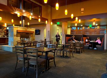 oregon/painted-hills/bar/black-butte-ranch-robert-s-pub-now-open-for-lunch-and-dinner