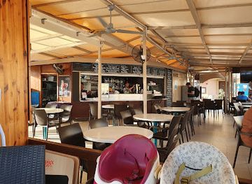 malta/marsaxlokk/bar/harbour-lights