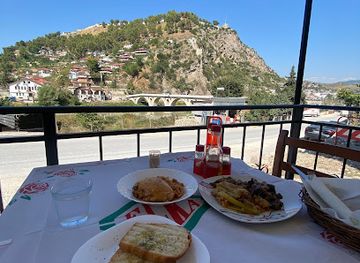 albania/berat/bar/eni-traditional-food-berat