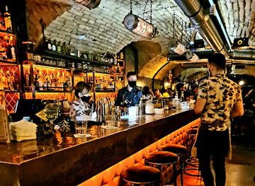 hungary/budapest/castle-district/bar/hotsy-totsy-budapest