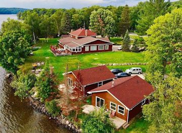 canada/haliburton-highlands/bar/red-umbrella-inn