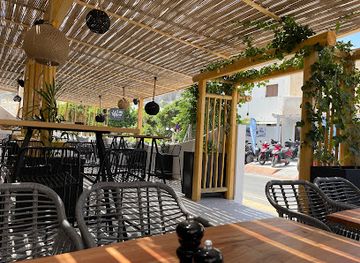 greece/santorini/kamari/bar/blend-all-day-bar