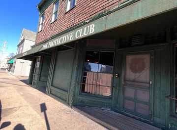 rhode-island/newport-coastline/bar/protective-club