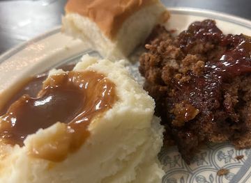 arkansas/devil-s-den-state-park/bar/uptown-frills