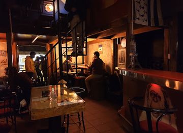 peru/arequipa/bar/mono-blanco