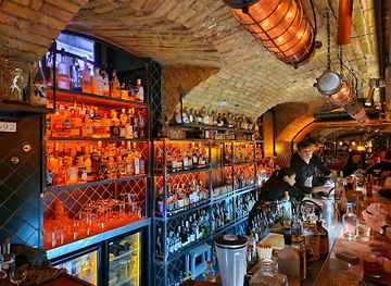 hungary/budapest/jewish-quarter/bar/hotsy-totsy-budapest
