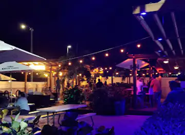 Tres Palos Bar & Grill