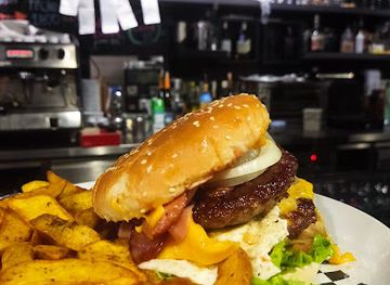 portugal/vila-real/bar/emporio-drinks-food