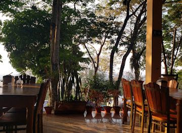 honduras/lago-de-yojoa/bar/miko-s-hill