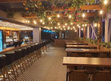 south-africa/pretoria/menlyn/bar/cracker-zac-s