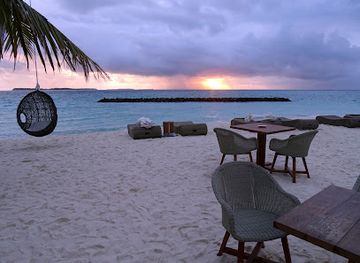 maldives/dhaalu-atoll/bar/pool-bar