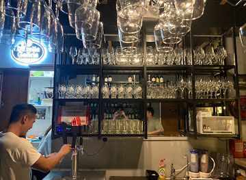 philippines/boracay/diniwid-beach/bar/sip-happens-wine-bar-and-brewery