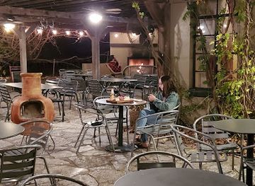 texas/enchanted-rock-state-natural-area/bar/lincoln-street-wine-and-cigar-bar